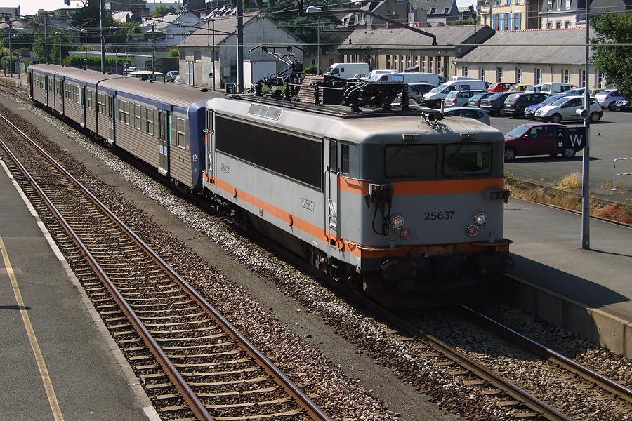 A Saint Brieuc, la BB 25637 + RRR entre en gare le 30.06.2008.jpg
